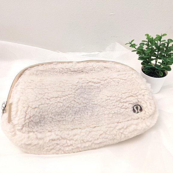 (New) Lululemon Athletica Everywhere Fleece Belt Bag - Picture 1 of 7